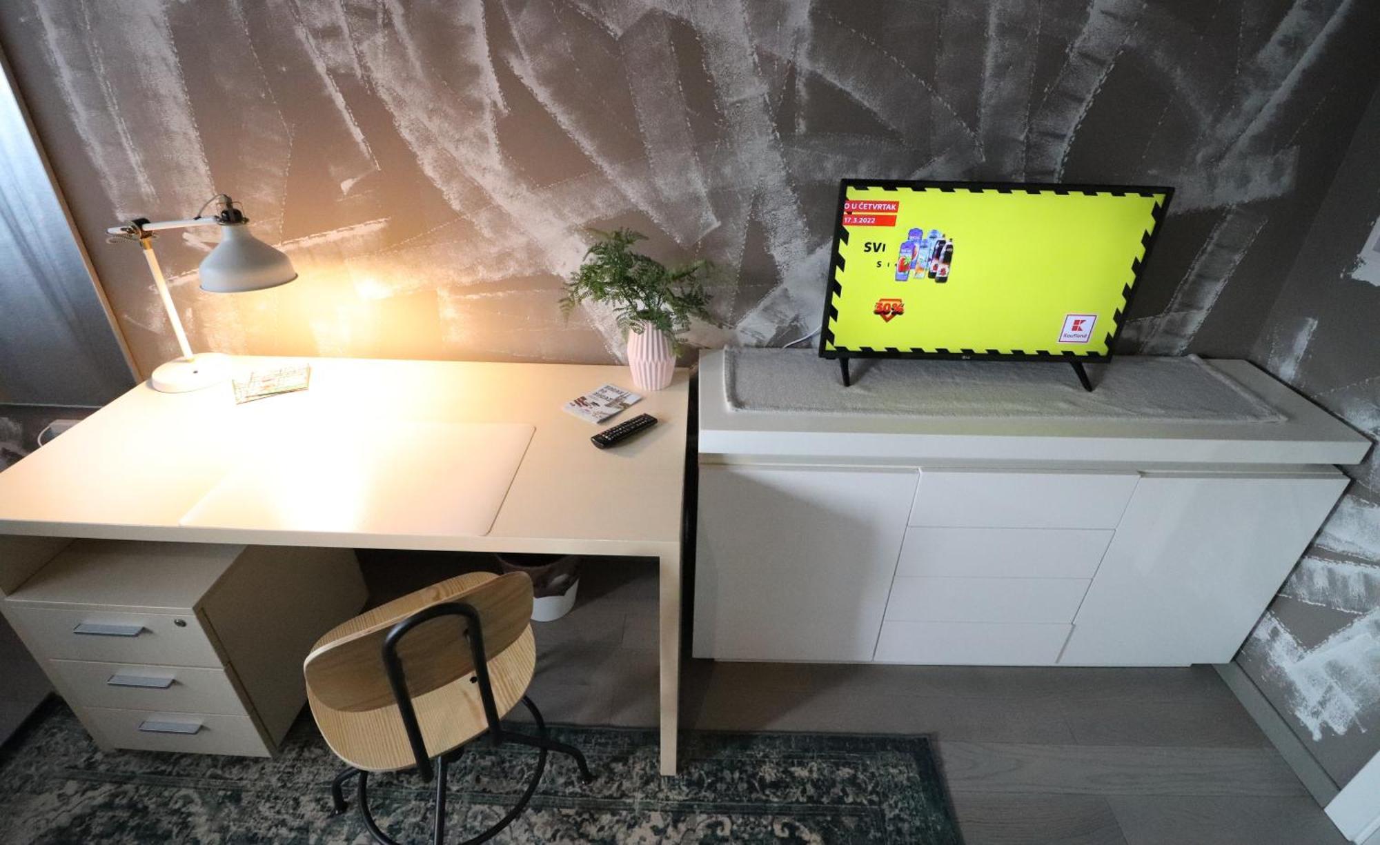 Naomi App,Netflix,Between Bus And Train Station Zagreb Extérieur photo